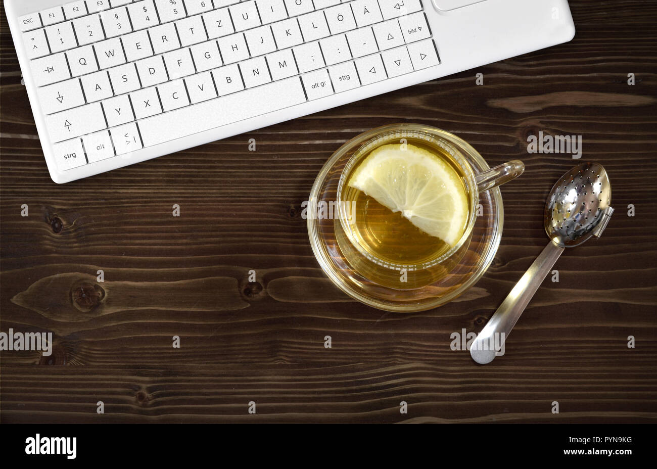 Desktop Office arbeiten Tee Zitrone winter Obst entspannen Stockfoto