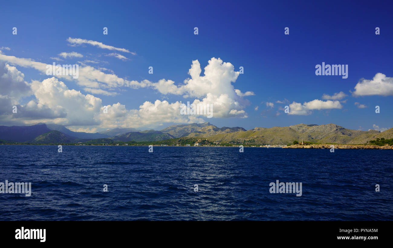 Panoramablick auf die Bucht von Pollenca, den Port de Pollenca, Mallorca, Balearen, Spanien. Stockfoto