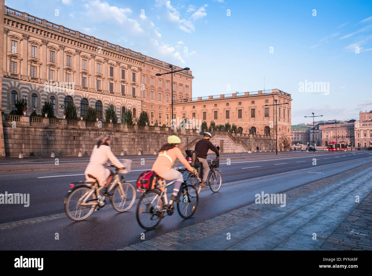 Drei umweltfreundliche Radfahrer mit einem Fahrrad Lane auf der Anlegebrücke Straße vor dem Royal Palace, Gamla Stan, Stockholm, Schweden Stockfoto