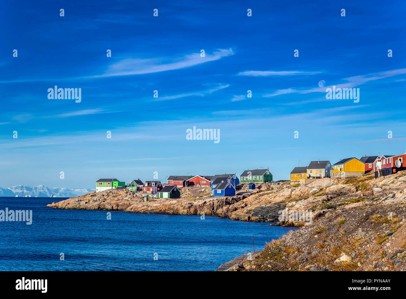 Bunte Häuser in Ittoqqortoormiit, unsere Siedlung in der Region Scoresbysund, Grönland, Nordpolarmeer | Bunte Häuser auf Inuit Dorf Ittoqqortoo Stockfoto
