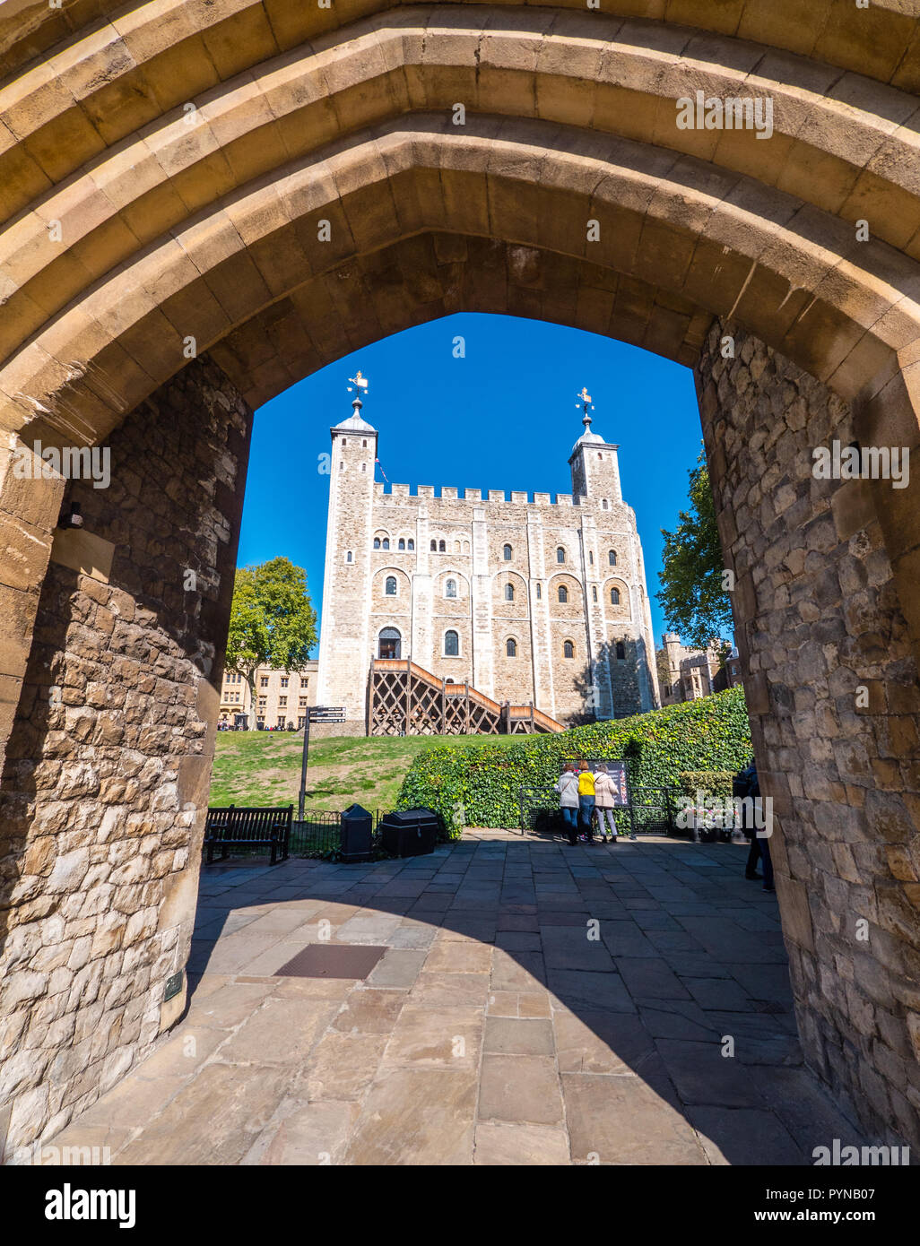 Tor zum Innersten Bezirk, mit White Tower, Tower of London, London, England, UK, GB. Stockfoto