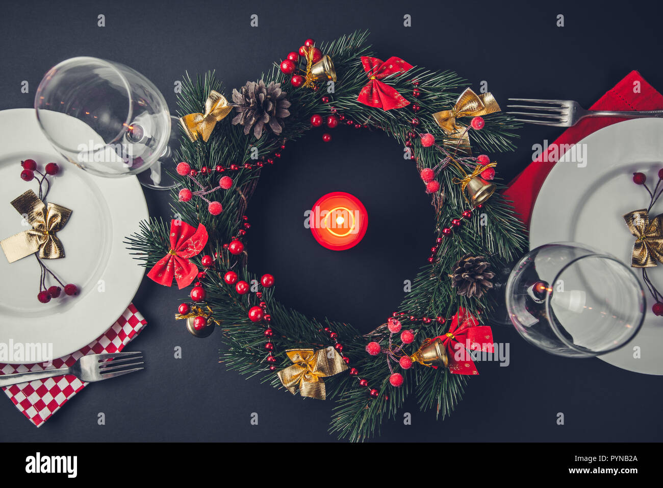 Schöne Weihnachten Abendessen Platz für zwei. Tabelle mit einem Kranz und einer Kerze dekoriert. Stockfoto