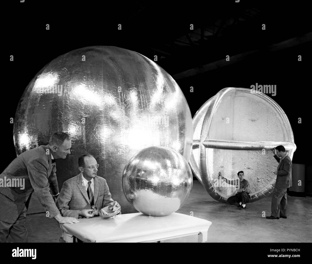 William J. O Sullivan am Schreibtisch mit gefalteten subsatellite, 30 Zoll, 12 Fuß subsatellite subsatellite und Ecke Reflektor. Stockfoto