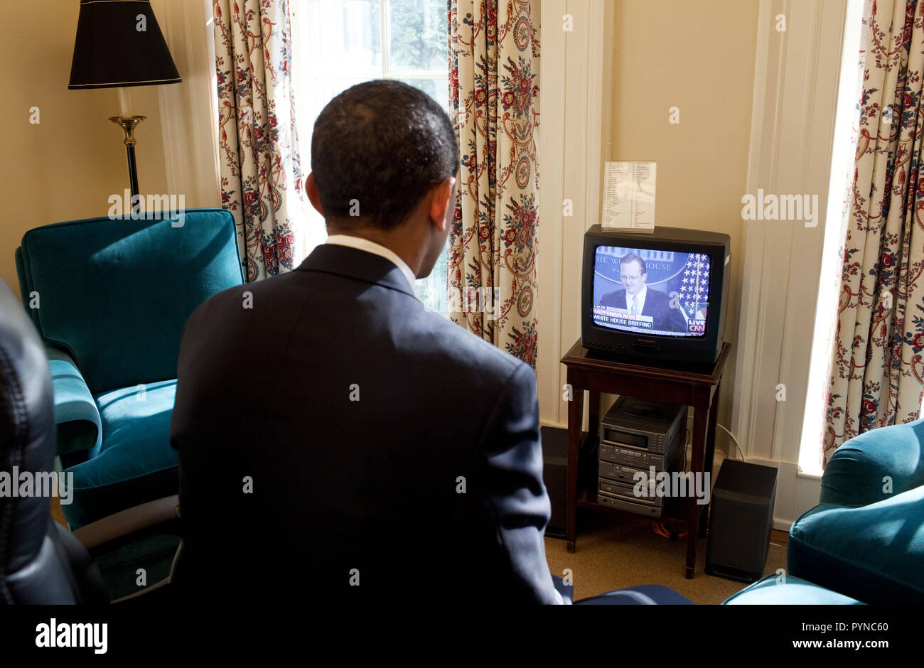 Präsident Obama Uhren Pressesprecher Robert Gibbs' ersten Briefing zum Fernsehen, in seiner Studie aus dem Oval Office 1/22/09. Stockfoto