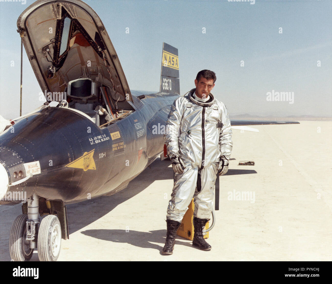Air Force Test Pilot Maj. Michael J. Adams steht neben X-15 Schiff Nummer eins. Stockfoto