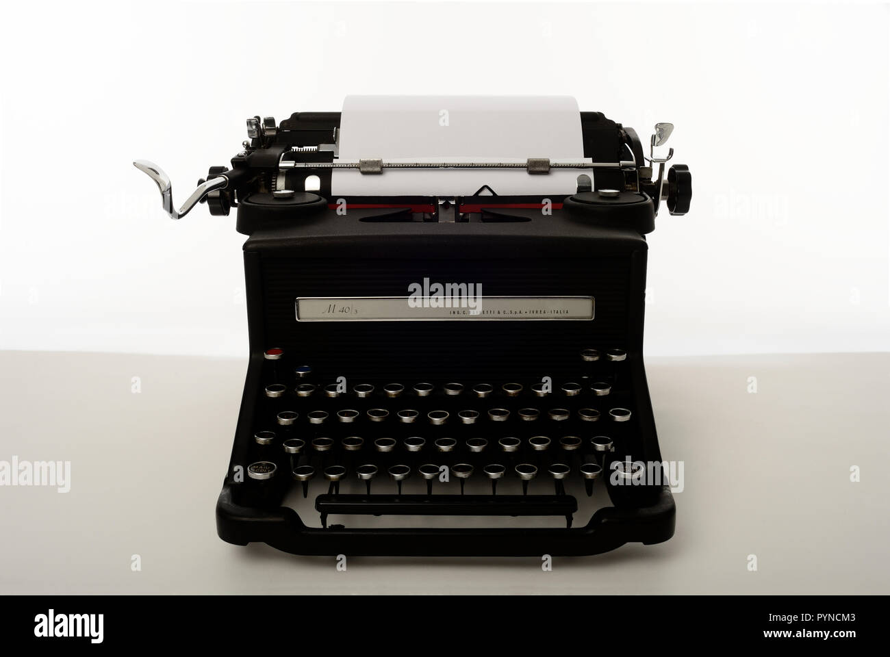 Alte antike Schreibmaschine mit leeres Papier, 1930 olivetti M 40/3 weiß/grauer Hintergrund, macchina da Scrivere antica Anni 30. Stockfoto