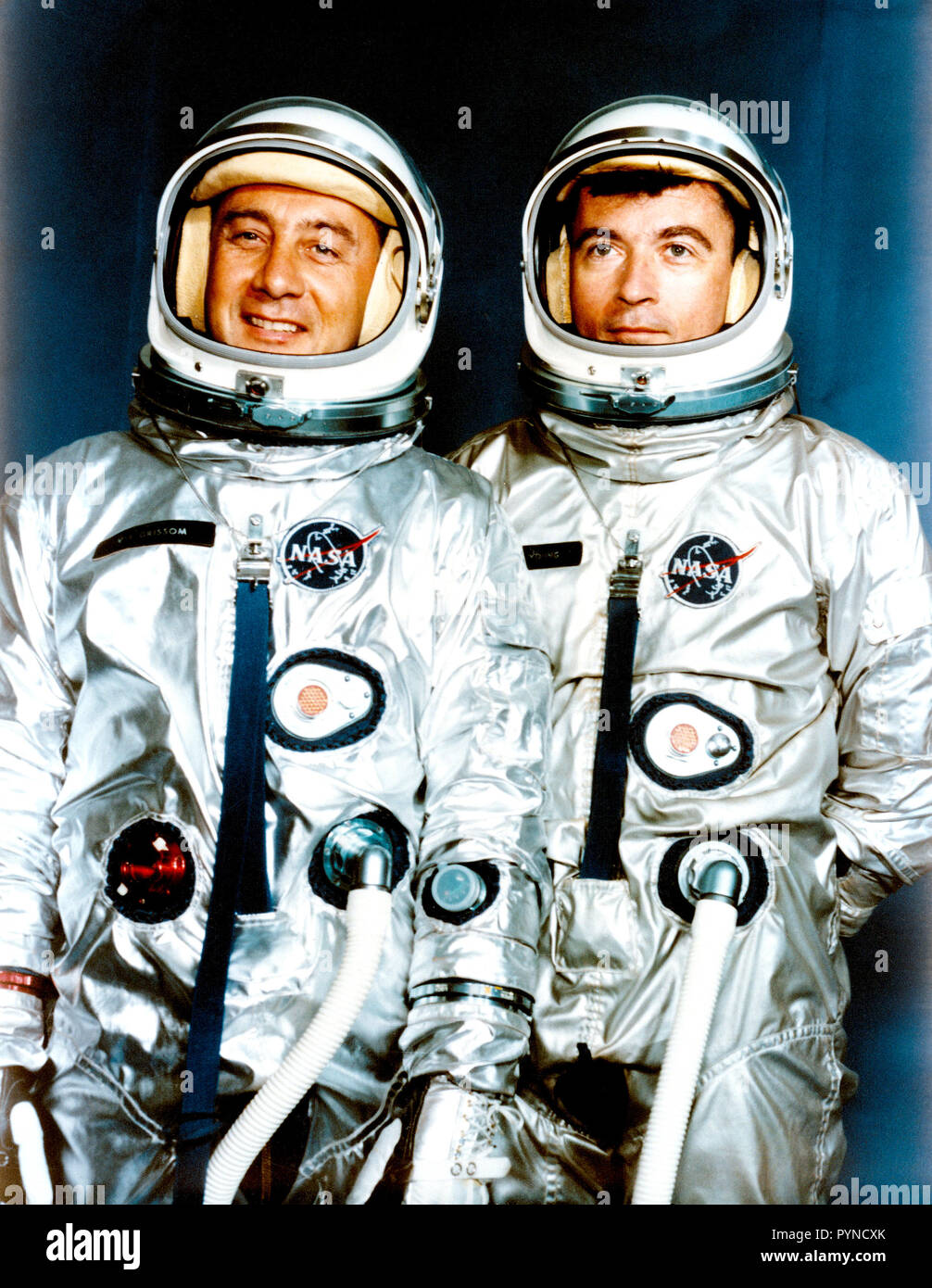 (13 April 1964) --- Astronauten Virgil Grissom I (links), Gemini-3 Befehl Pilot; und John W. Young, Pilot. Stockfoto