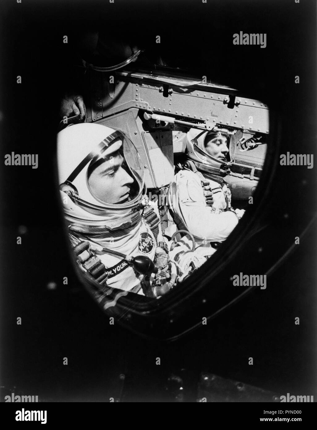 (23 März 1965) - - - diese Sicht der Astronauten John W. Young (links), Pilot, I. und Virgil Grissom, Befehl Pilot, wurde durch das Fenster der geöffneten Klappe an der Seite des Jungen Der Gemini-Titan 3 Raumschiff getroffen, kurz bevor die Luken in der Bereitschaft für ihre drei - orbit Flug geschlossen wurden. Stockfoto