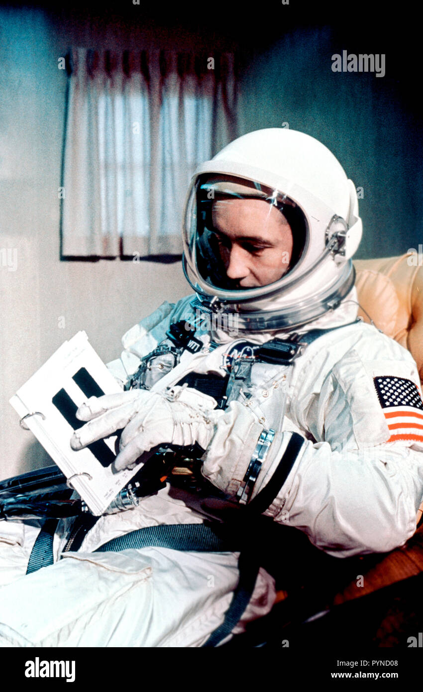 (3 Juni 1965) - - - Astronaut James A. McDivitt, Gemini-4 Befehl Pilot, ist voll im Raumanzug in der Klage Trailer gezeigt vor dem Start. Er ist die Überprüfung einer Besatzung verfahren Daumenkino. Stockfoto