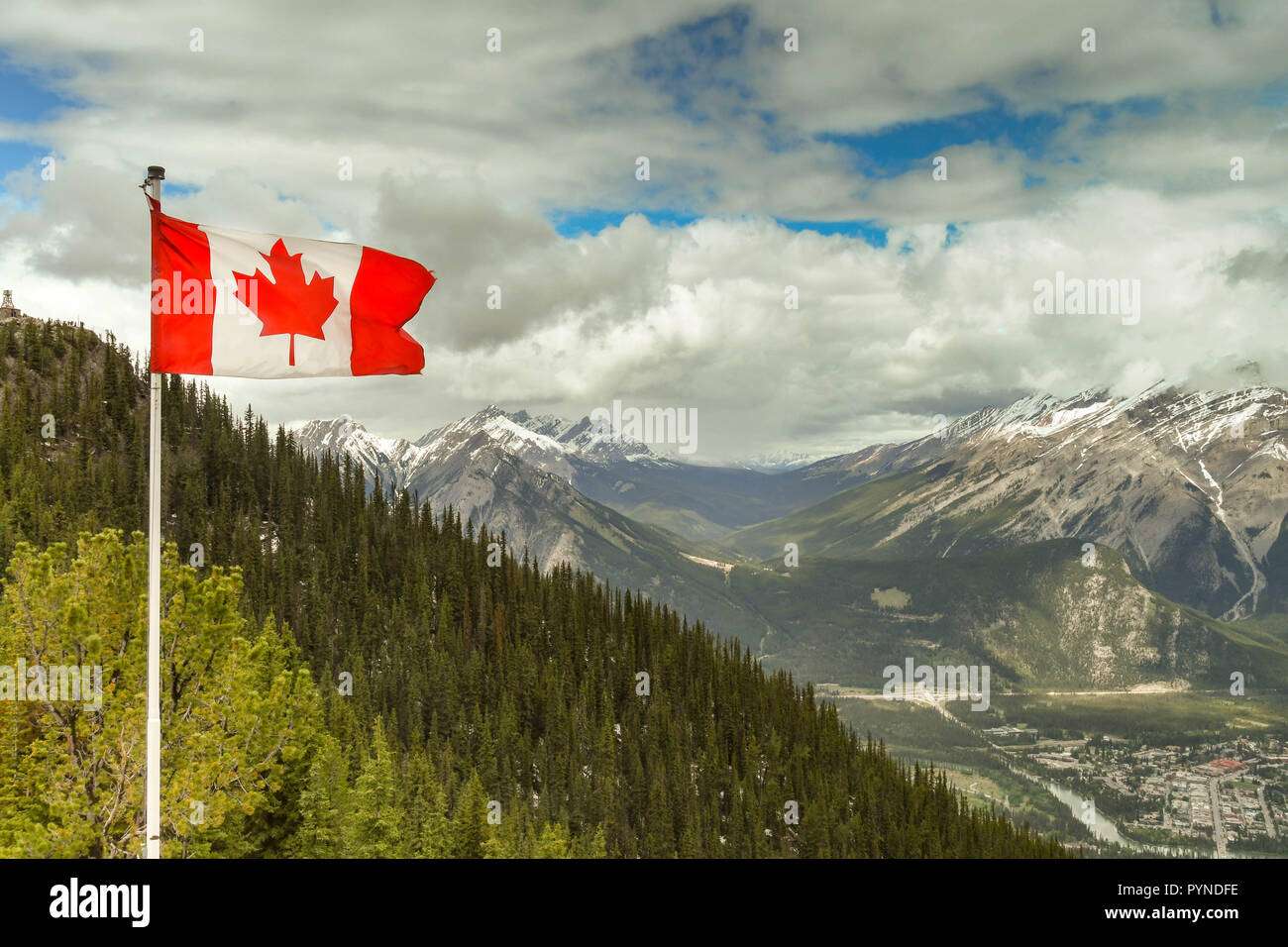 BANFF, AB, Kanada - Juni 2018: Flagge von Kanada, die Maple Leaf, Fliegen auf den Aussichtspunkt auf dem Gipfel des Sulphur Mountain im Banff. Stockfoto