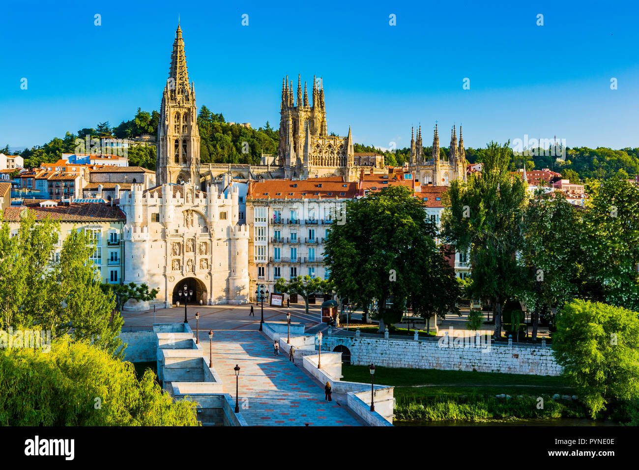 14. jahrhundert Stadttor Arco de Santa María, im Hintergrund die Türme der Kathedrale. Burgos, Kastilien und Leon, Spanien, Europa Stockfoto