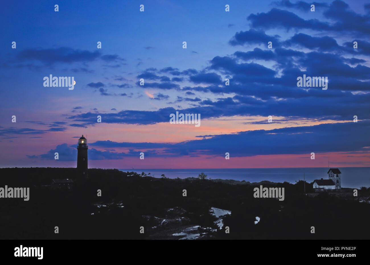 Leuchtturm Darßer Ort im Abendlicht, Ostsee, Mecklenburg-Vorpommern, Deutschland Stockfoto