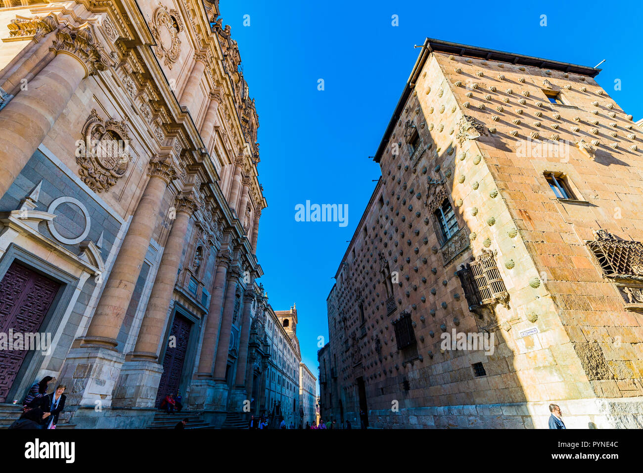 Fassaden der Casa de las Conchas - Haus der Muscheln - und die Iglesia de la Clerecia - Kirche des Klerus. Salamanca, Castilla y Leon, Spanien, Europ. Stockfoto