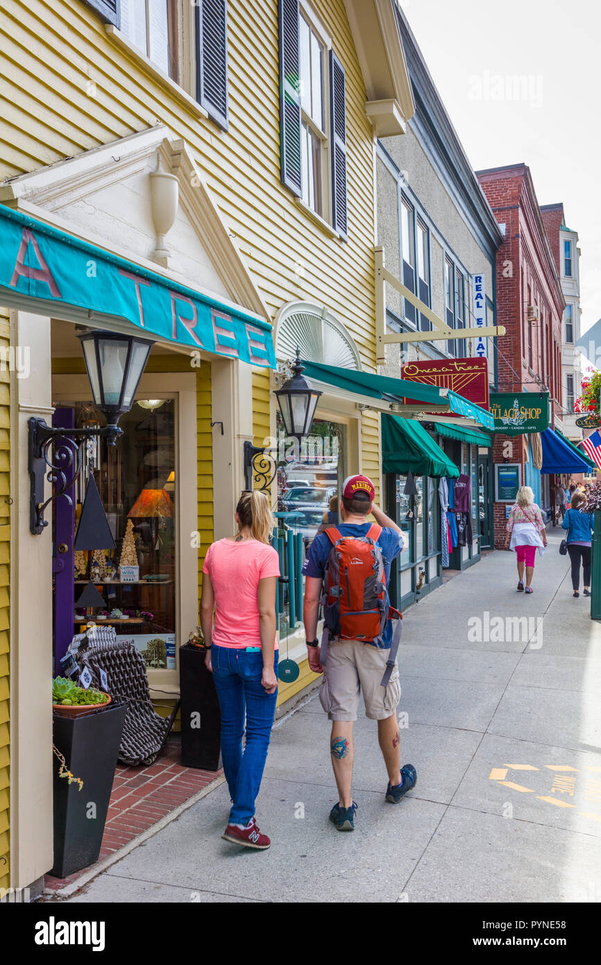Paar Einkaufen in den Geschäften in der Innenstadt von Camden Maine in den Vereinigten Staaten Stockfoto