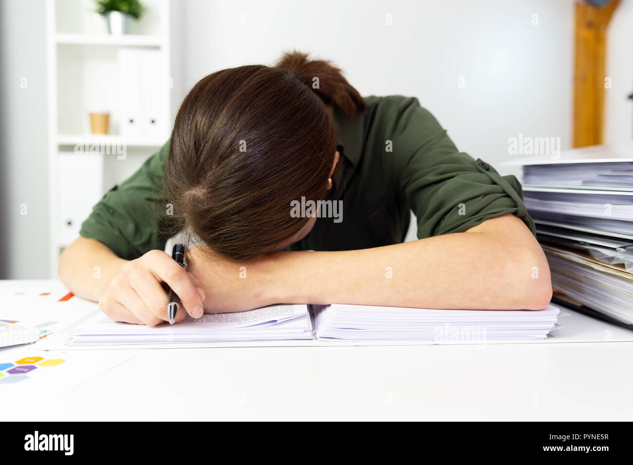 Geschäftsfrauen überarbeitet im Amt. Wirtschaft Finanzen Konzept. Stockfoto