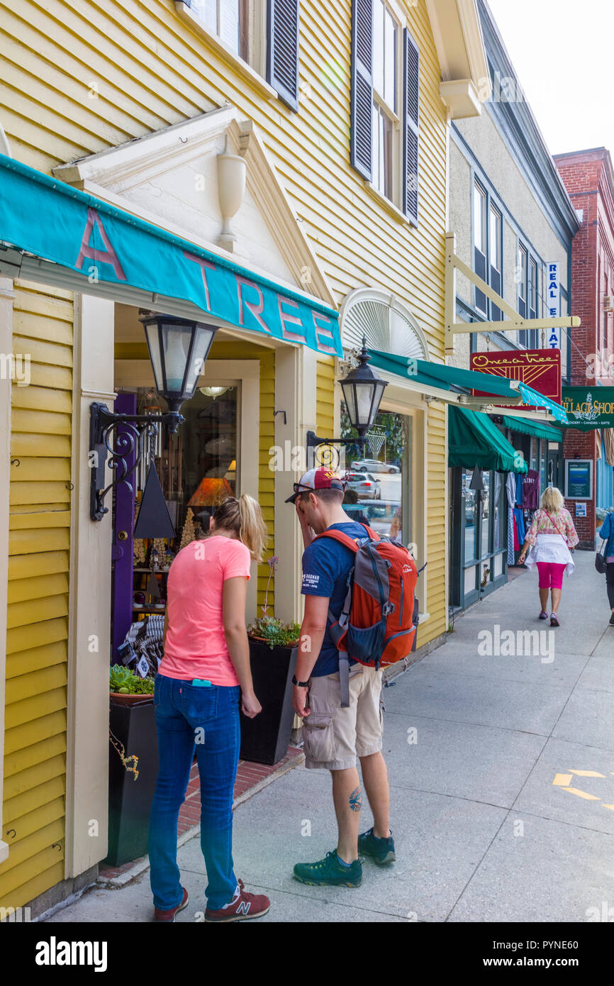 Paar Einkaufen in den Geschäften in der Innenstadt von Camden Maine in den Vereinigten Staaten Stockfoto
