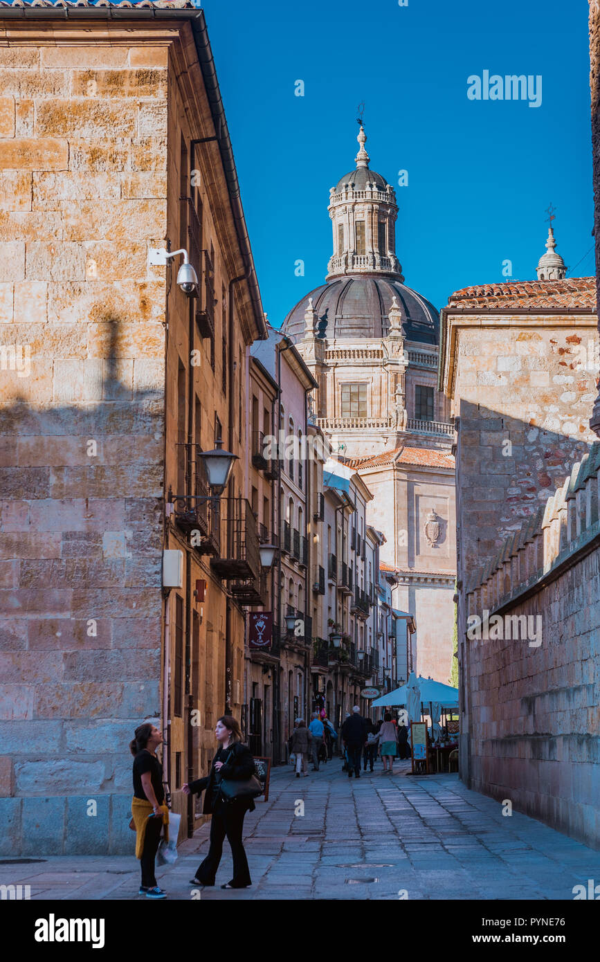 Die große Kuppel der Kirche von clerecia von Francisco de Vitoria Straße aus gesehen. Salamanca, Castilla y Leon, Spanien, Europa Stockfoto