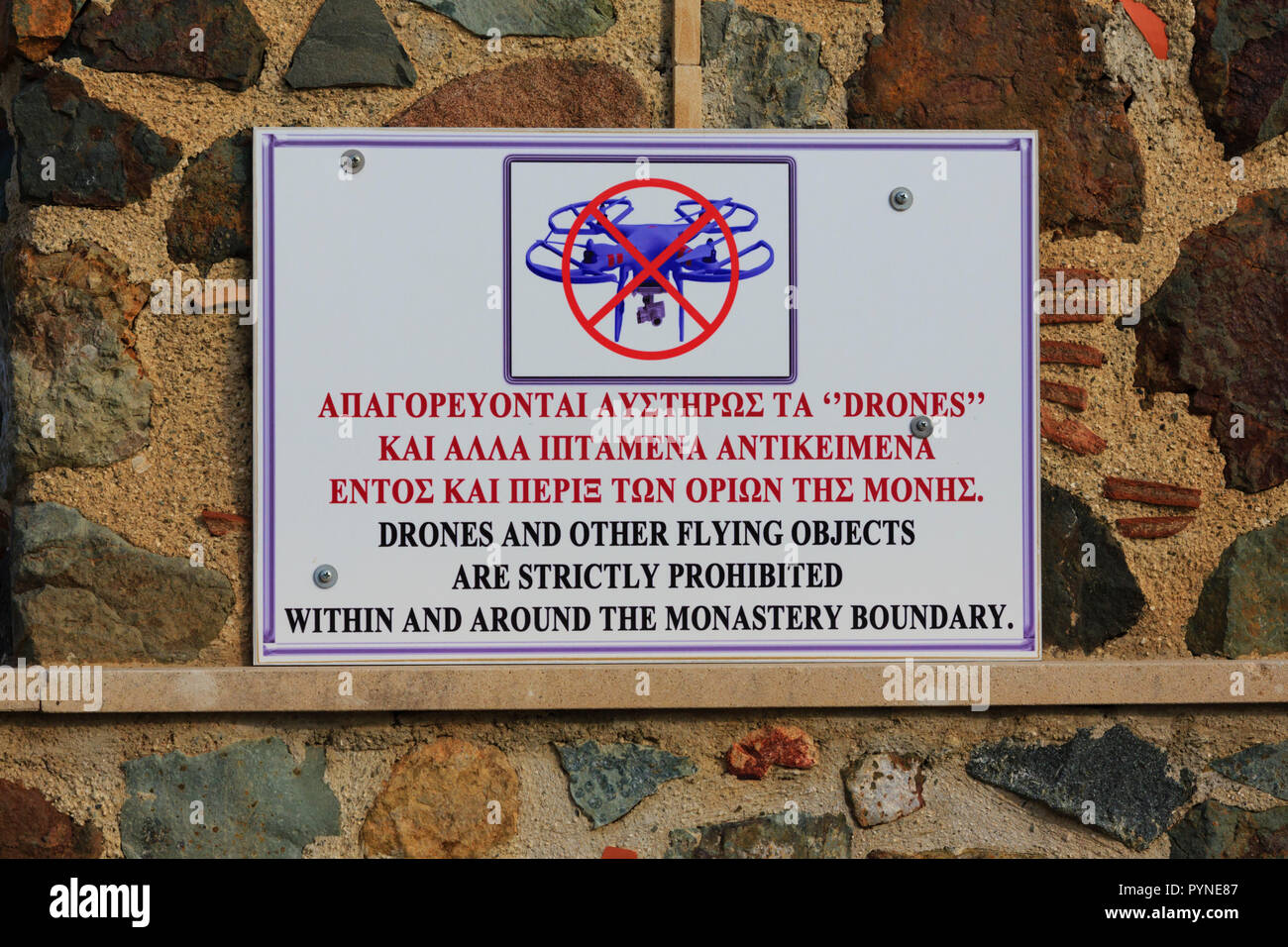 Bekanntmachung über das Verbot der Verwendung von Drohnen an Stavrovouni Monastey, Zypern Oktober 2018 Stockfoto