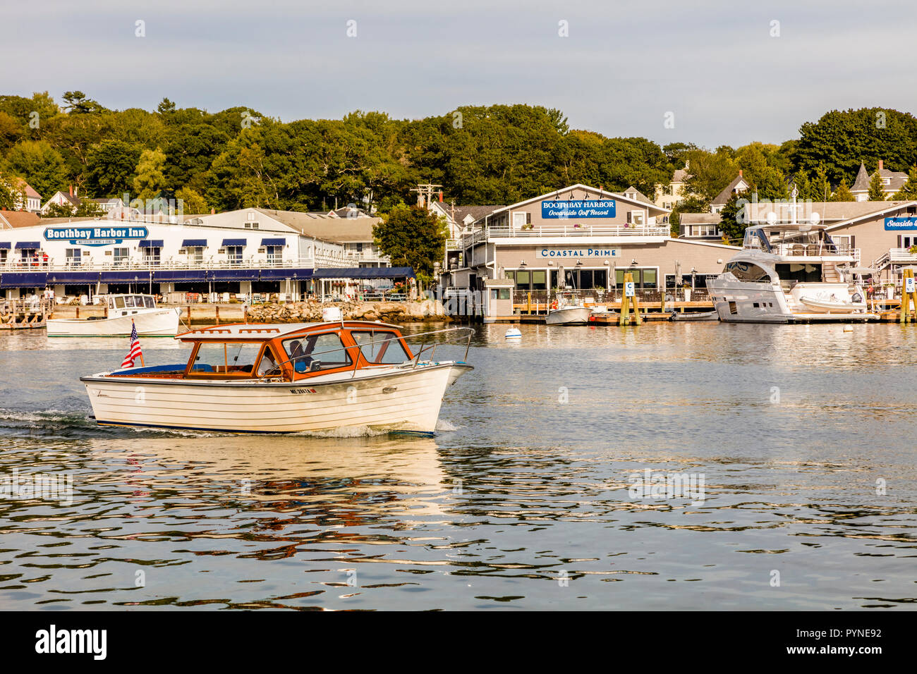 Boot im Hafen Hafen von Boothbay Harbor Maine in den Vereinigten Staaten Stockfoto