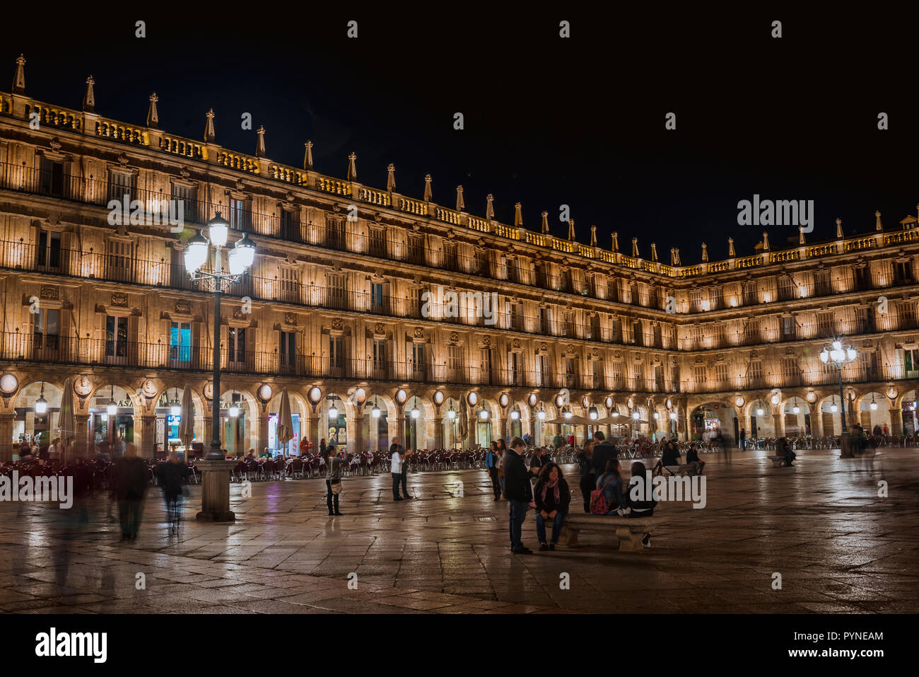 Blick auf die Plaza in der Nacht. Die Plaza Mayor, Hauptplatz, in Salamanca, Spanien, ist ein großer Platz im Zentrum von Salamanca, verwendet als öffentliche s Stockfoto