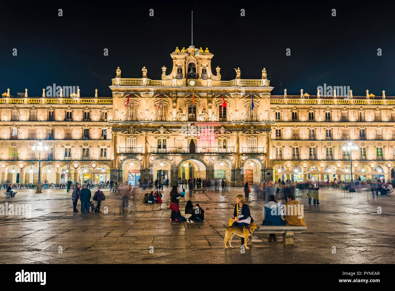 Blick auf die Plaza in der Nacht. Die Plaza Mayor, Hauptplatz, in Salamanca, Spanien, ist ein großer Platz im Zentrum von Salamanca, verwendet als öffentliche s Stockfoto