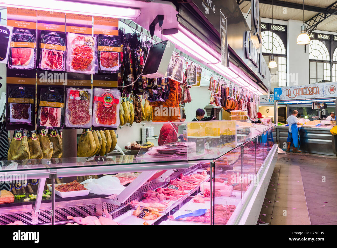 Marktstand in Salamanca. Salamanca hat eine große Tradition zu Schweinefleisch produzieren Produkte, ein anerkannter Qualität. Salamanca, Castilla y Leon, Spanien, Europ. Stockfoto