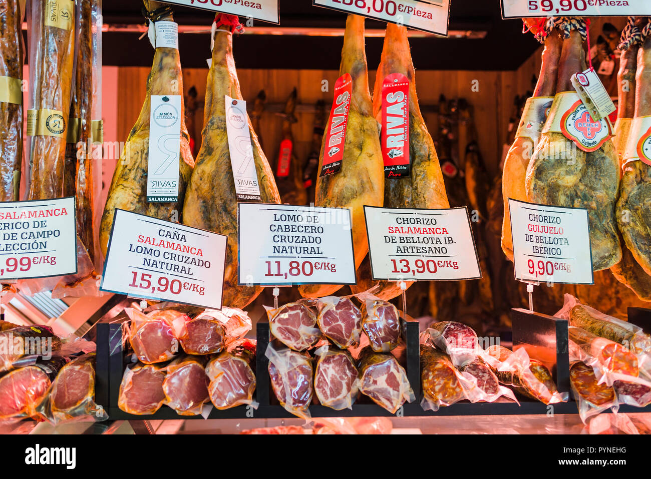 Marktstand in Salamanca. Salamanca hat eine große Tradition zu Schweinefleisch produzieren Produkte, ein anerkannter Qualität. Salamanca, Castilla y Leon, Spanien, Europ. Stockfoto