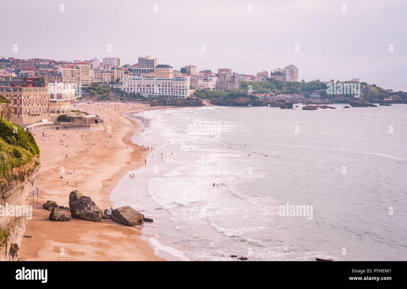 Juli 07 2018 Biarritz, Frankreich. Biarritz Stadt und die berühmten Sandstrände - Miramar und La Grande Plage, Golf von Biskaya, Atlantikküste, Frankreich Stockfoto