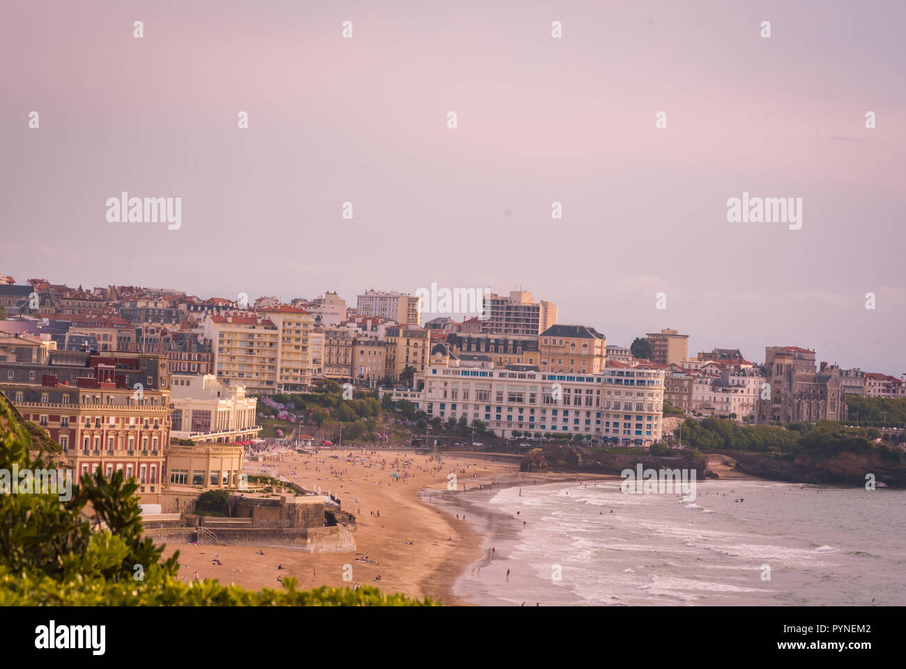Juli 07 2018 Biarritz, Frankreich. Biarritz Stadt und die berühmten Sandstrände - Miramar und La Grande Plage, Golf von Biskaya, Atlantikküste, Frankreich Stockfoto