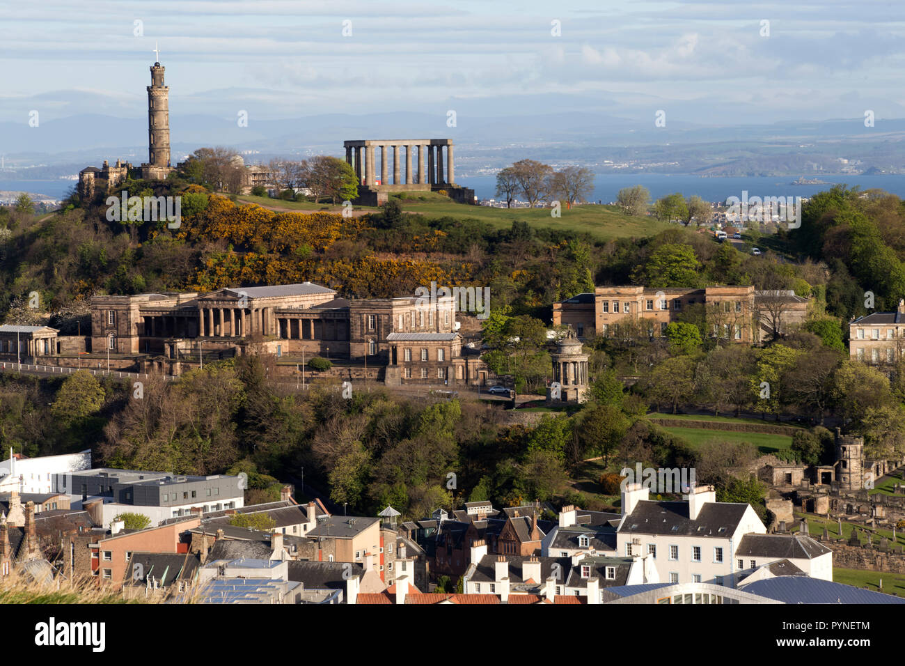 Calton Hill, Edinburgh von Salisbury Crags Stockfoto