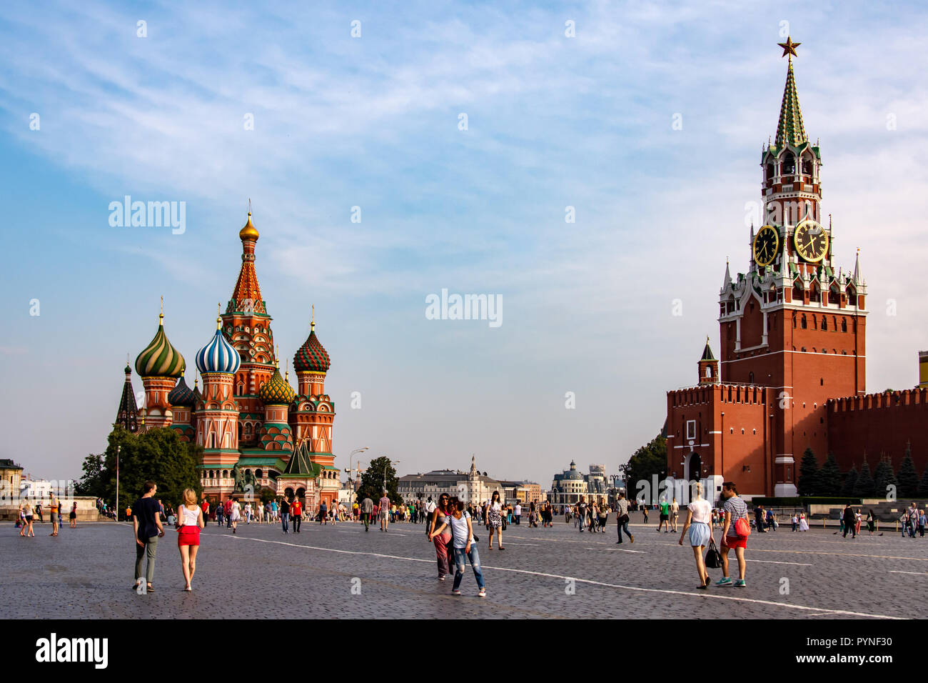 Basilius-kathedrale und Spasskaja Turm auf dem Roten Platz in Moskau Stockfoto