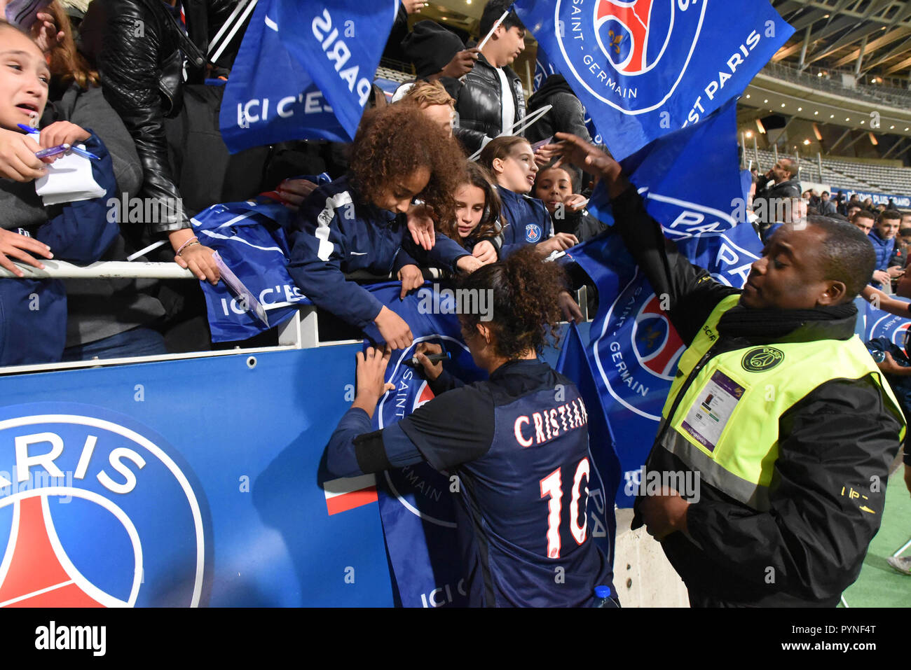 November 18, 2015 - Paris, Frankreich: Paris PSG player Cristiane Rozeira de Souza Silva Autogramme und salutieren Anhänger nach dem Fußballspiel zwischen Örebro und PSG. Match de Foot entre l'Equipe feminine du PSG et le club d'suedois Orebro, quelques jours Après les Attentats du 13 Novembre 2015. *** Frankreich/KEINE VERKÄUFE IN DEN FRANZÖSISCHEN MEDIEN *** Stockfoto