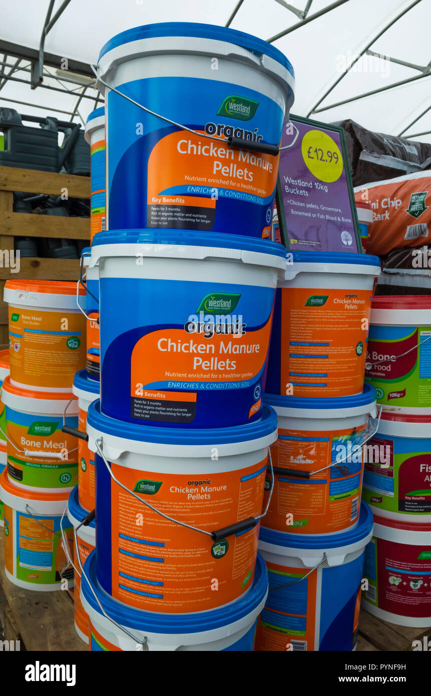 Ein Stapel von Wannen der organischen Hühnermist Pellets multi purpose Kompost für den Verkauf in einem Gartencenter Stockfoto