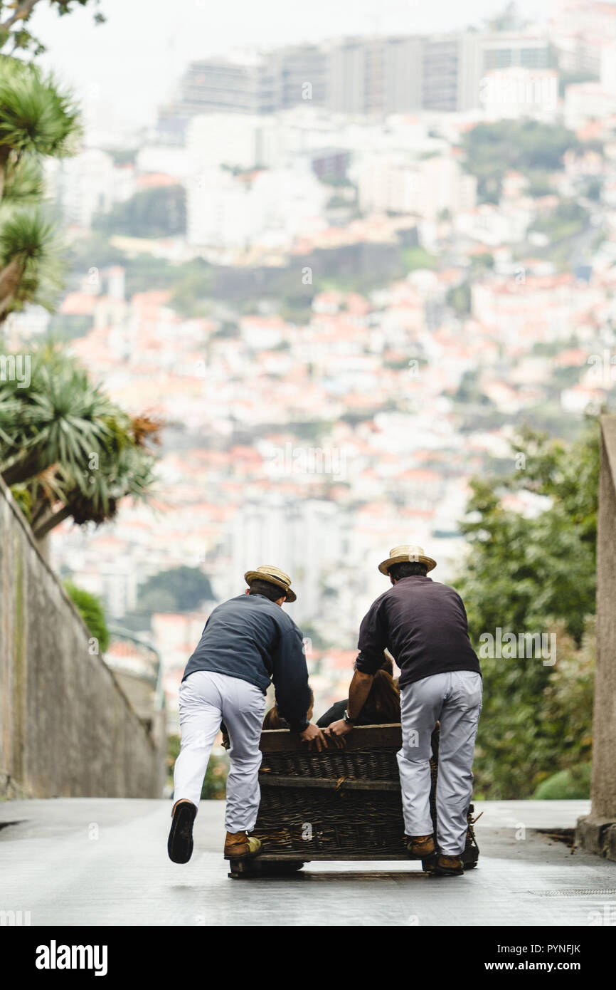 Traditionelle downhill Schlitten Reise auf 'Monte' auf der Insel Madeira, Portugal, Oktober 2018. Stockfoto