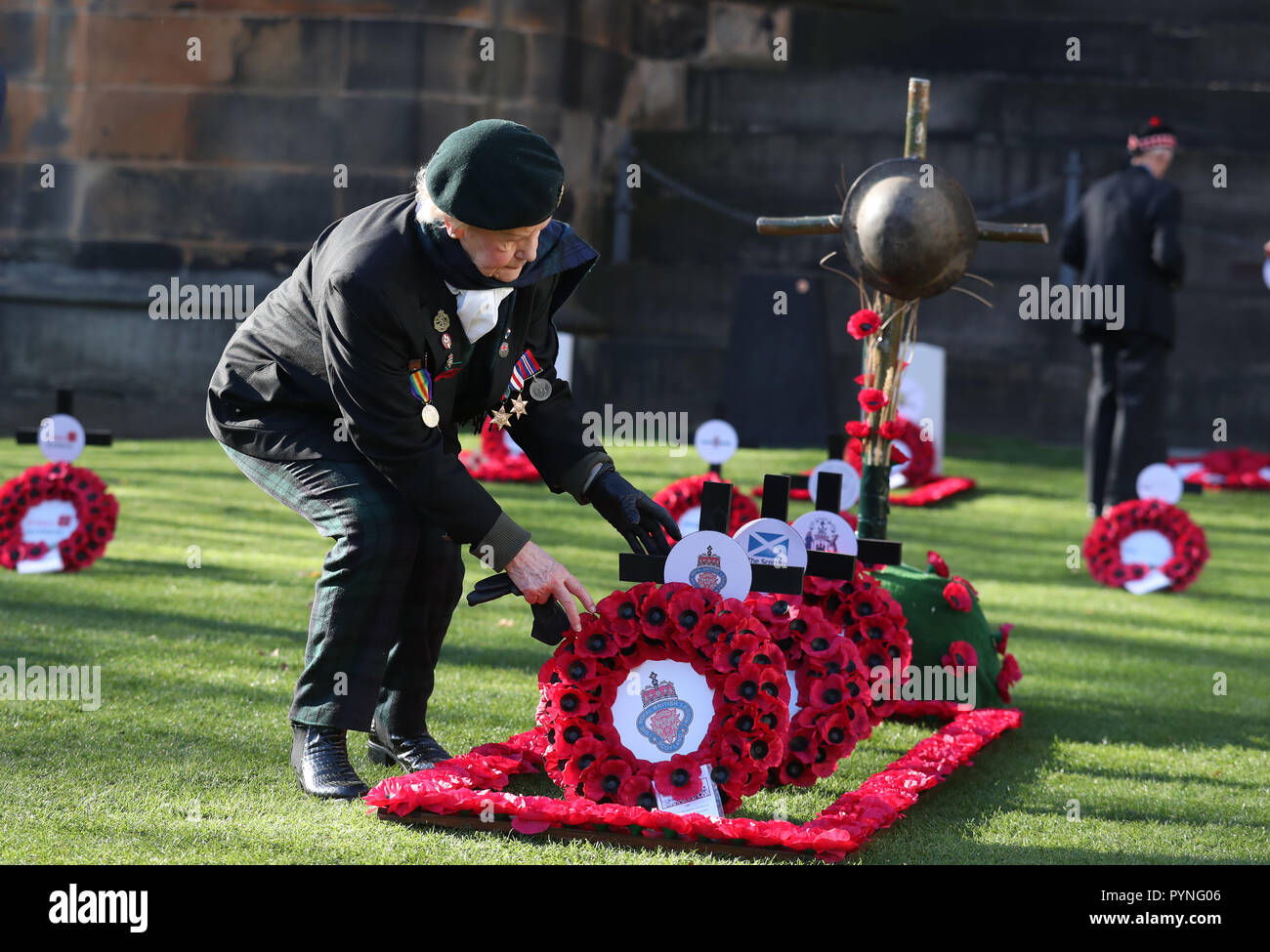 93-jährige Veteran Elizabeth Mitchell einen Kranz bei der Eröffnung der Edinburgh Garten der Erinnerung legt in der Stadt die Princes Street Gardens. Stockfoto