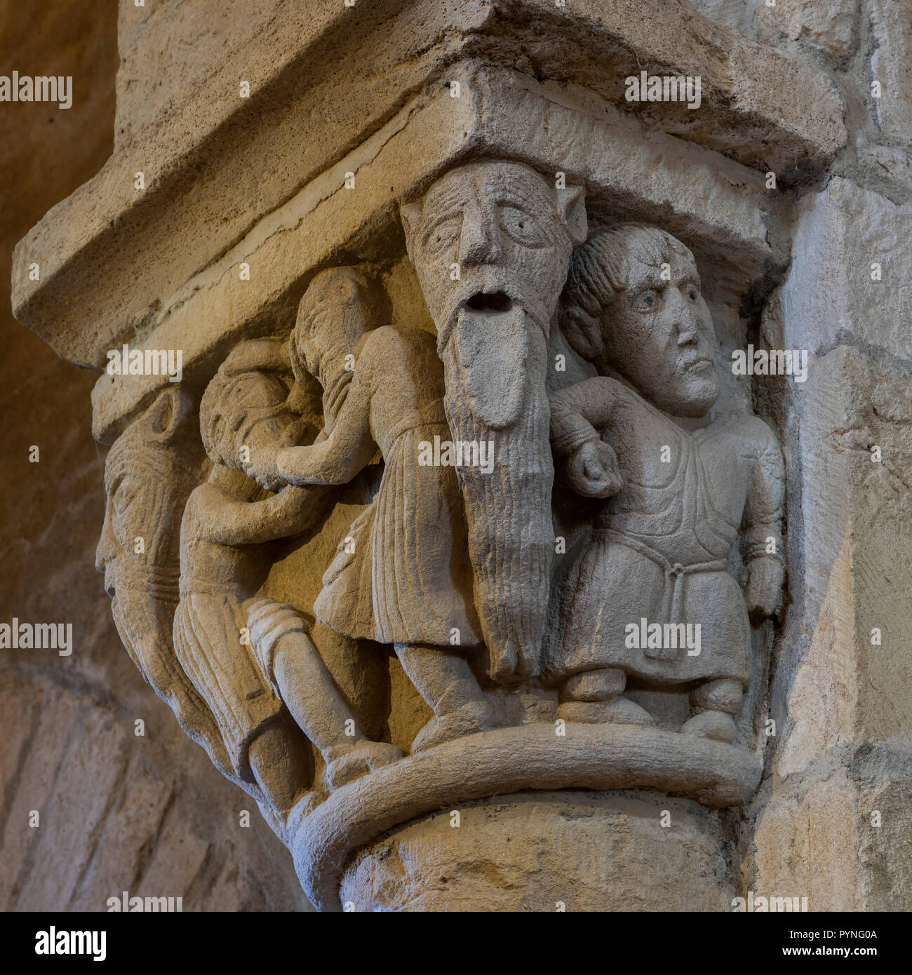 Anzy-le-Duc, Frankreich - 1 August 2018: Hauptstadt der A-Säule in der historischen romanischen Kirche von Anzy le Duc, Saonne-et-Loire, Frankreich. Stockfoto