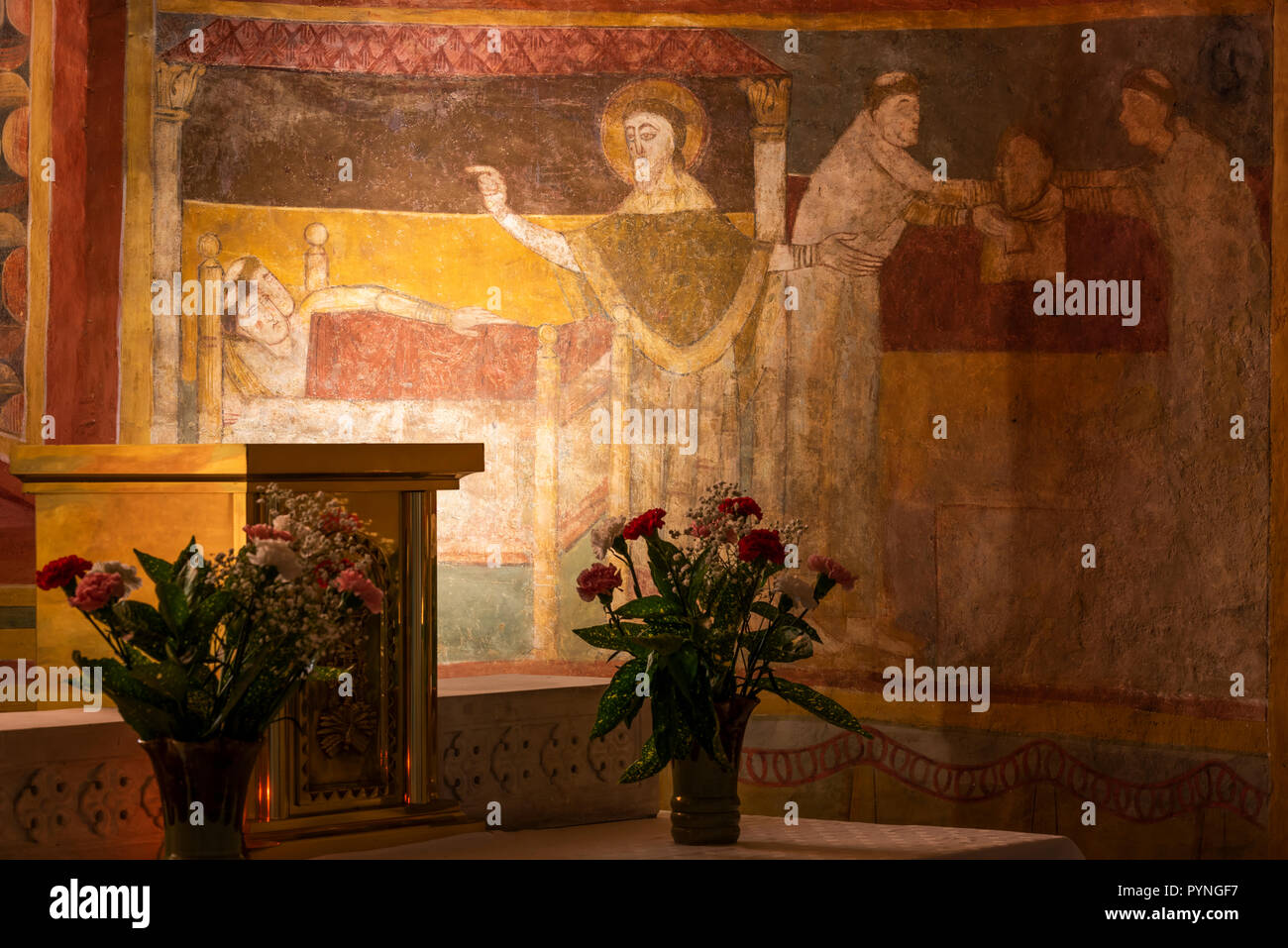 Anzy-le-Duc, Frankreich - 1 August 2018: Fresko in der historischen romanischen Kirche von Anzy le Duc, Saonne-et-Loire, Frankreich. Stockfoto