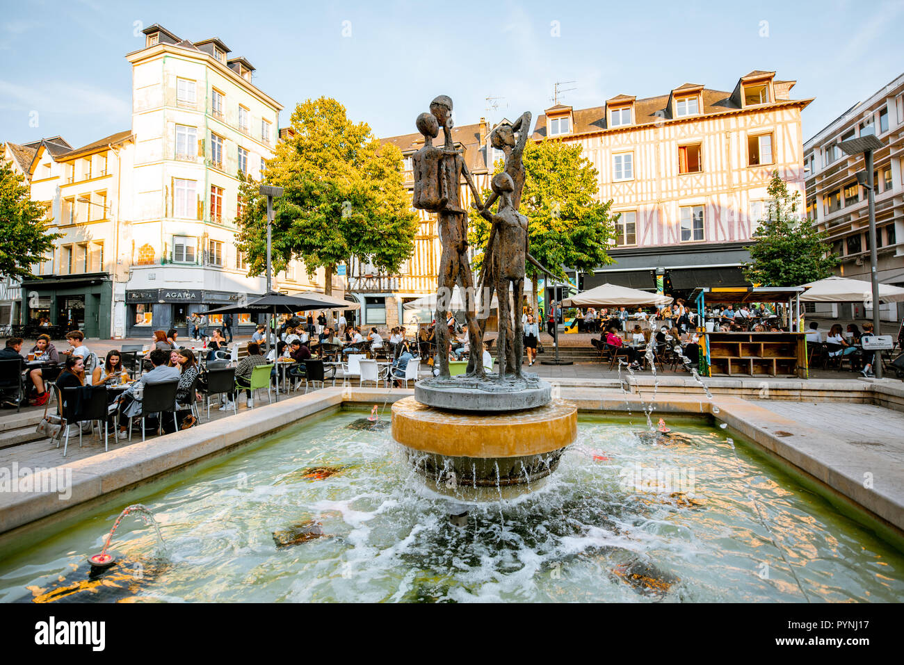 ROUEN, Frankreich - September 03, 2017: modernen Brunnen Skulpturen auf dem Platz in der Altstadt von Rouen, Stadt, die Hauptstadt der Region der Normandie in Frankreich Stockfoto