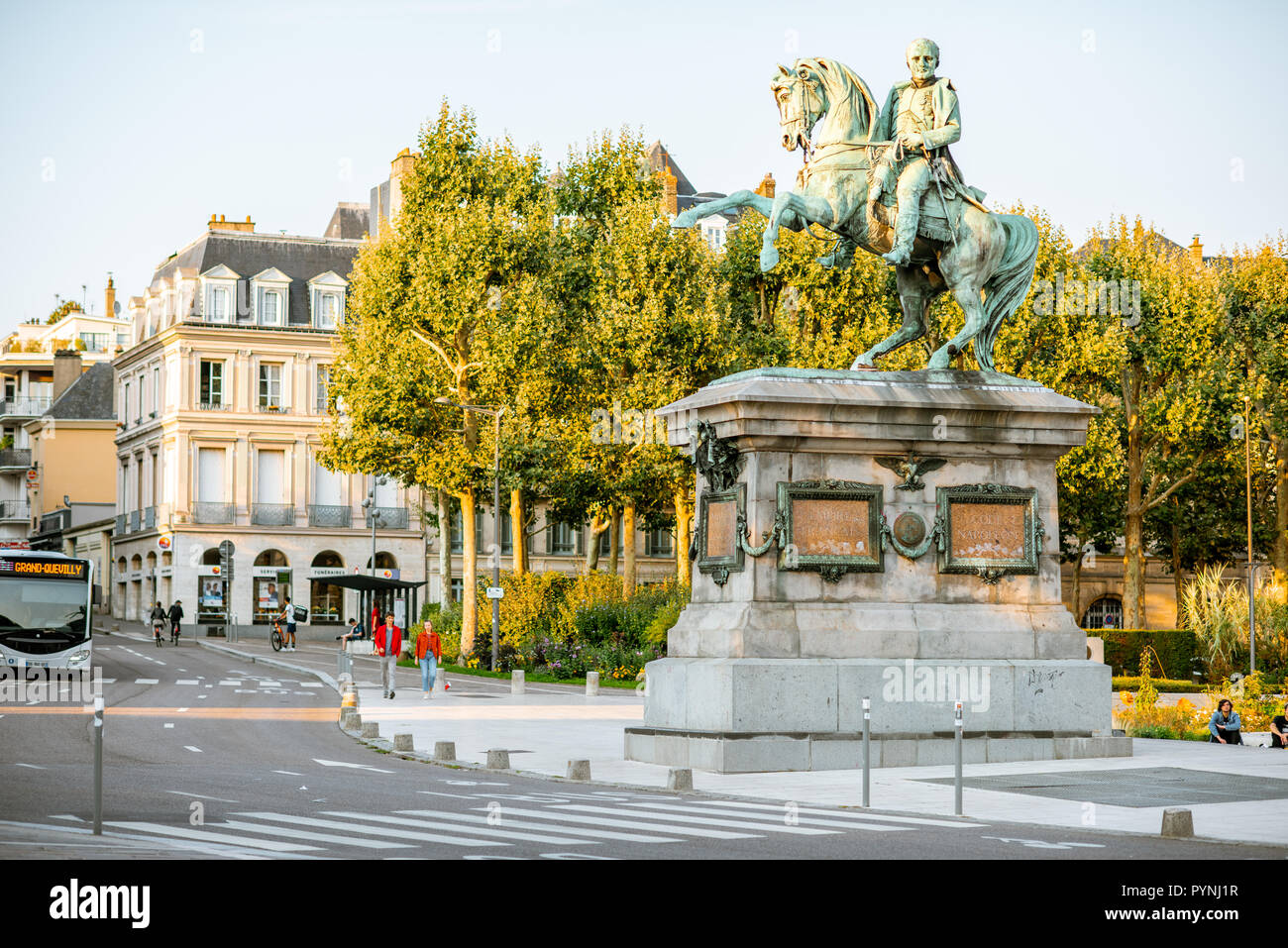 ROUEN, Frankreich - September 03, 2017: Street View mit Napoleon Denkmal in der Nähe des Rathauses in Rouen, Frankreich Stockfoto