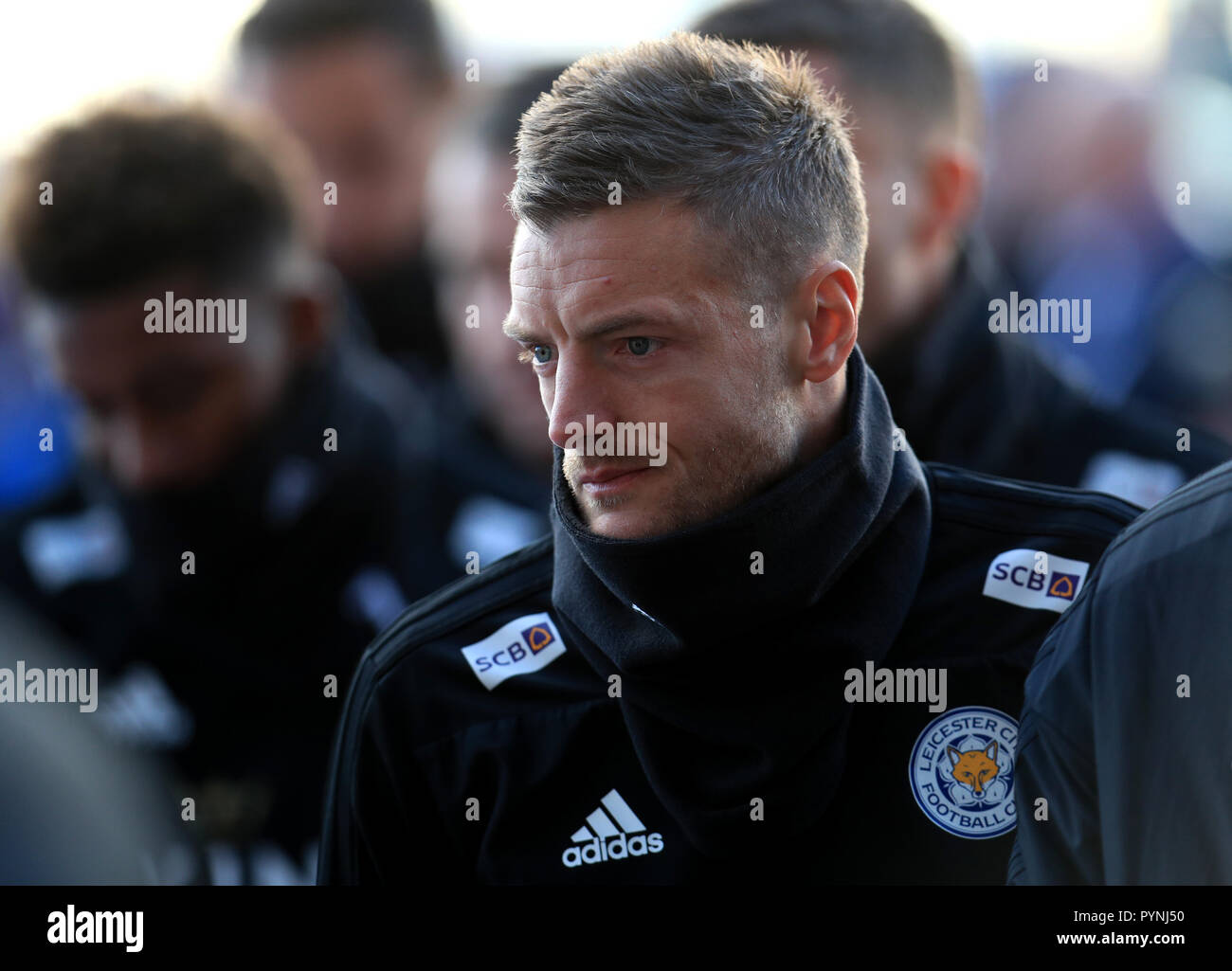 Von Leicester City Jamie Vardy zahlt Respekt zu Verein Vorsitzender Vichai Srivaddhanaprabha, wer von denen war zu haben auf tragische Weise ihr Leben am Samstag Abend, wenn ein Hubschrauber mit ihm und vier andere Personen außerhalb King Power Stadion abgestürzt verloren. Stockfoto