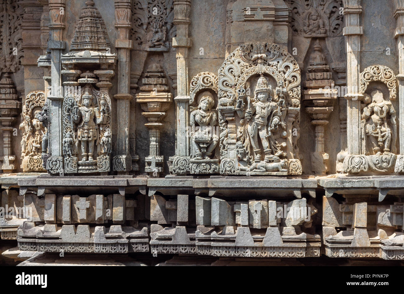 Aufwendigen Schnitzereien der hinduistischen Gottheiten und Puranischen Geschichten in Belur und Halebid Tempel Prämisse. Belur, Karnataka, Indien. Stockfoto