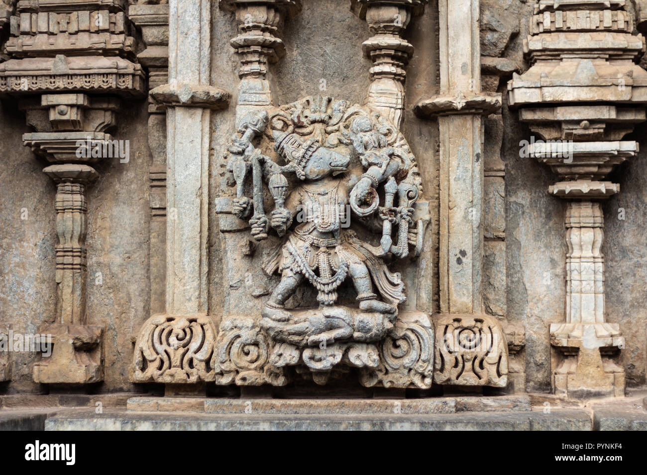 Aufwendigen Schnitzereien der hinduistischen Gottheiten und Puranischen Geschichten in Belur und Halebid Tempel Prämisse. Belur, Karnataka, Indien. Stockfoto