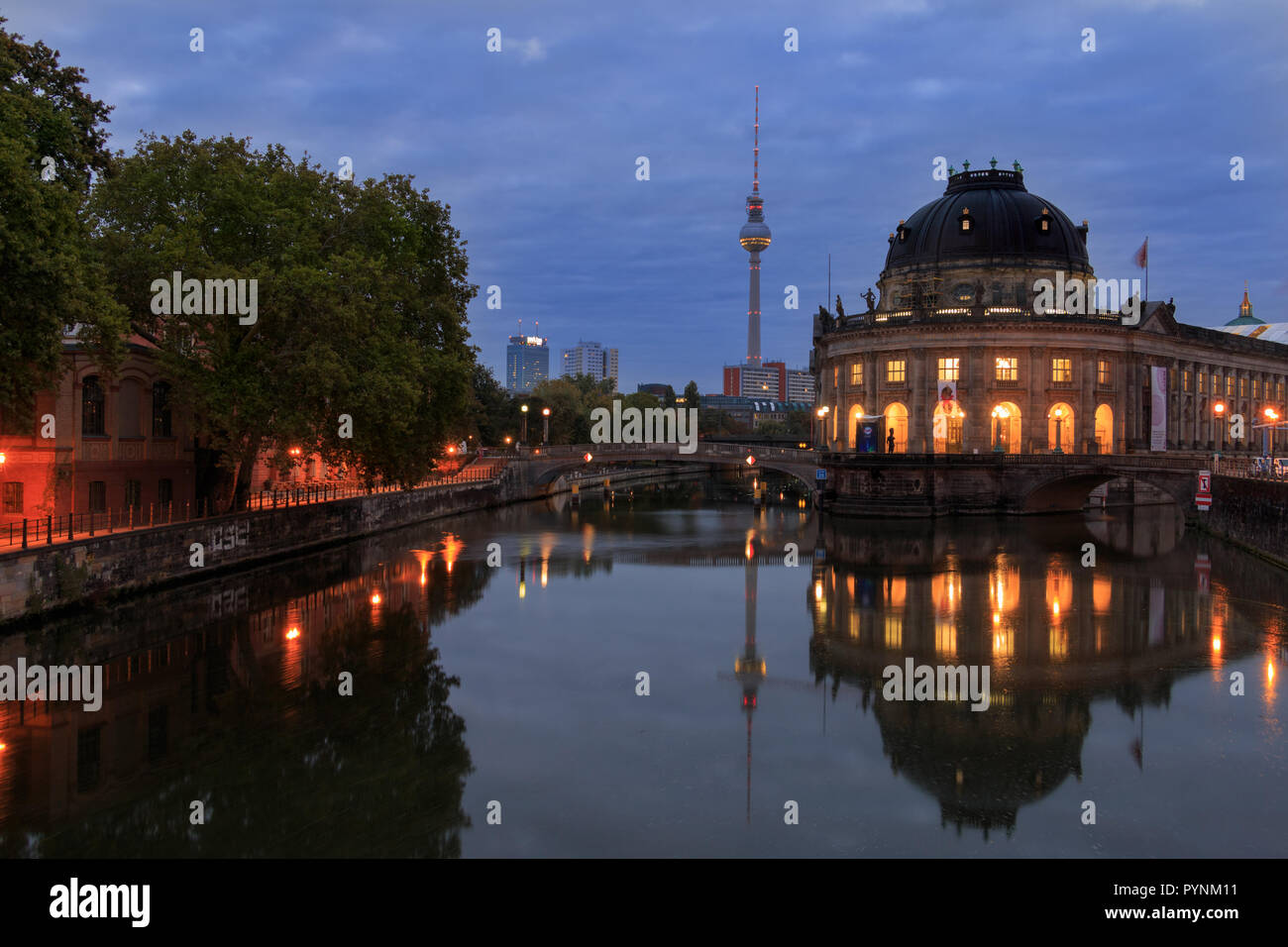 Vor Sonnenaufgang in Berlin mit bodemuseum und Fernsehturm Stockfoto