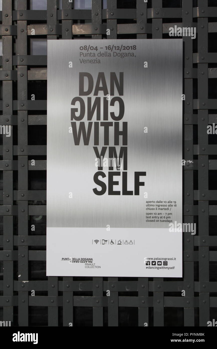 Plakat der Ausstellung 'Dancing with myself' in Venedig Stockfoto