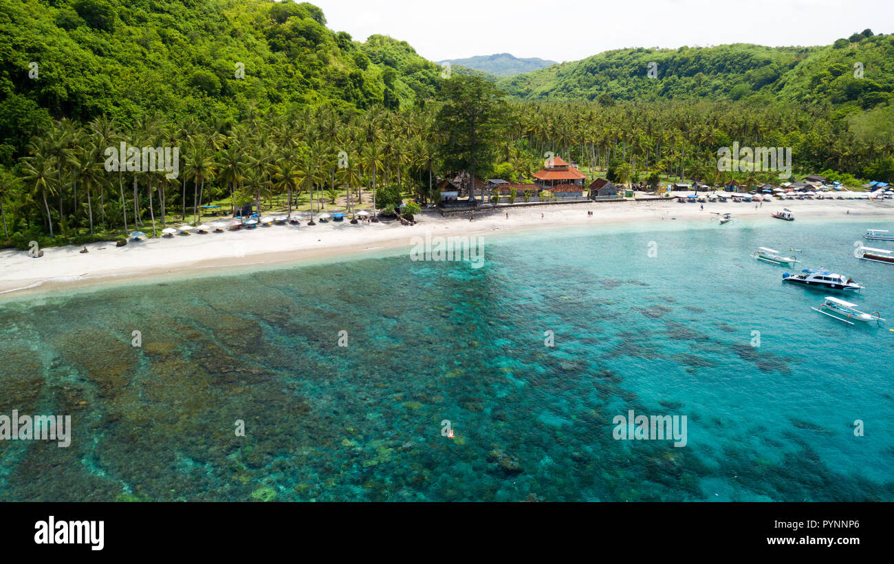 Luftaufnahme des Crsytal Bay Beach und Unterwasser Riff in der Nusa Penida Insel, in der Nähe von Bali, Indonesien Stockfoto