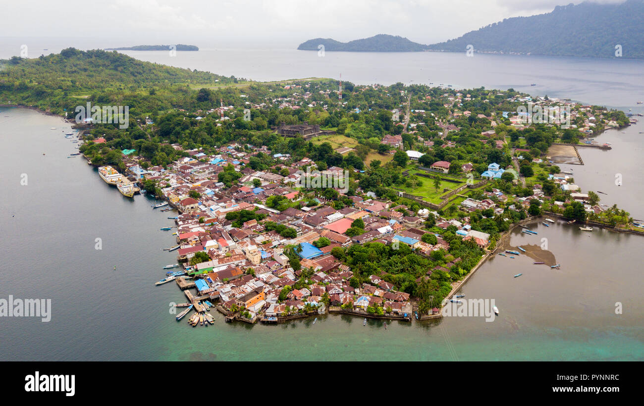 Luftaufnahme von Banda Neira Insel mit Dorf und bucht, Maluku Archipel, Indonesien Stockfoto