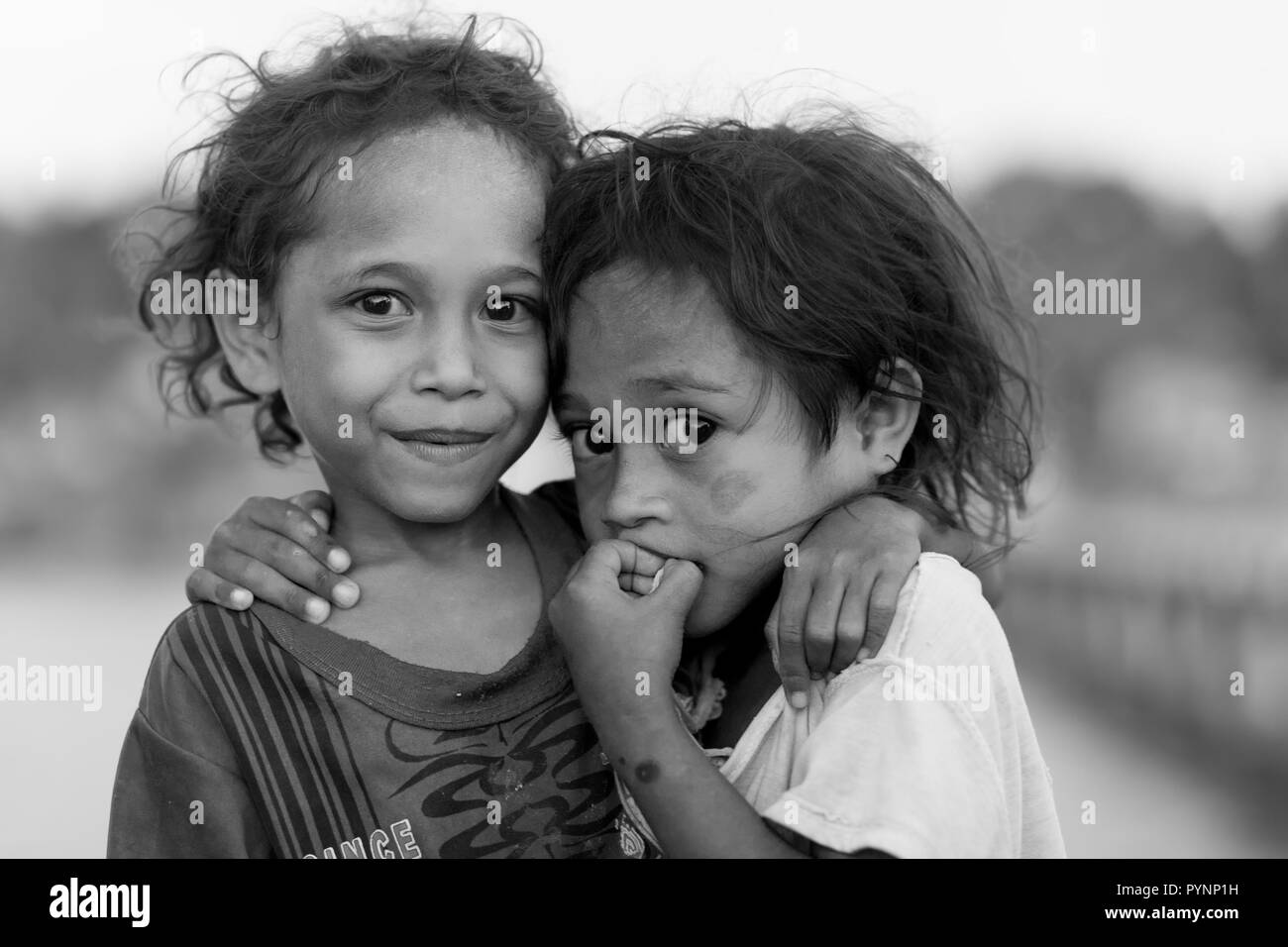 TUNGU DORF, ARU INSELN, Indonesien, 06 Dezember, 2017: Schwarz-Weiß-Porträt von zwei Schwestern in der Tungu Dorf, Aru Inseln, Papua, Indonesien Stockfoto