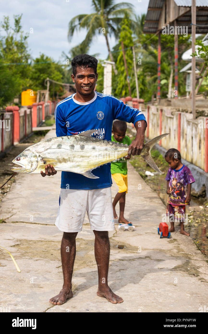 TUNGU DORF, ARU INSELN, Indonesien, 06 Dezember, 2017: Stolz angler ist mit seinen grossen Fischen in der Tungu Dorf, Aru Inseln, Papua, Indonesien. Stockfoto