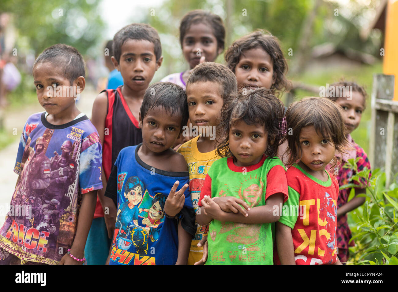 TUNGU DORF, ARU INSELN, Indonesien, 04. Dezember 2017: eine Gruppe von Kindern posiert in der Straße der Tungu Dorf in der Aru Insel, Indonesi Stockfoto