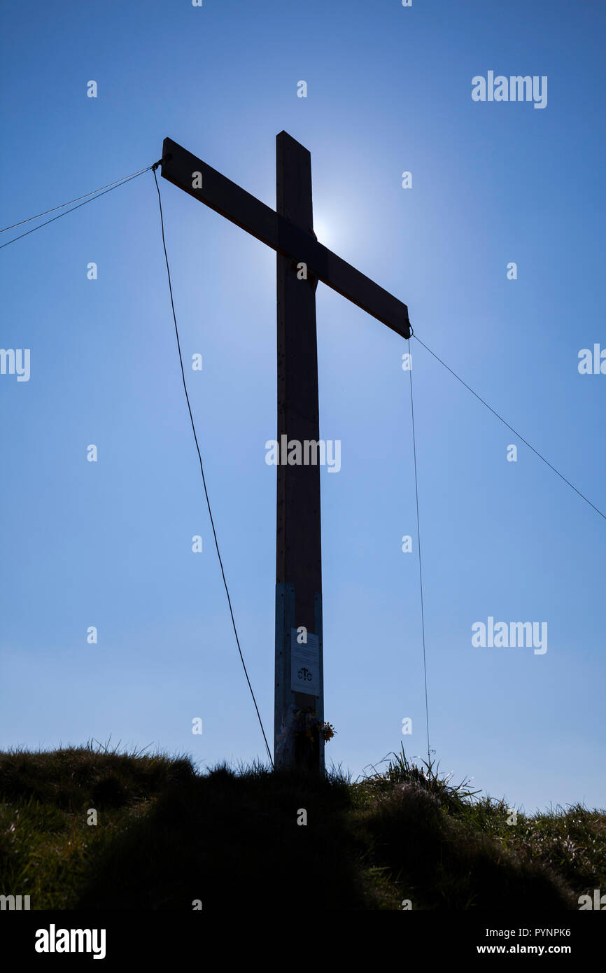 Die Ostern Kreuz errichtet auf Otley Chevin in West Yorkshire der Kirchen vor Ort Stockfoto